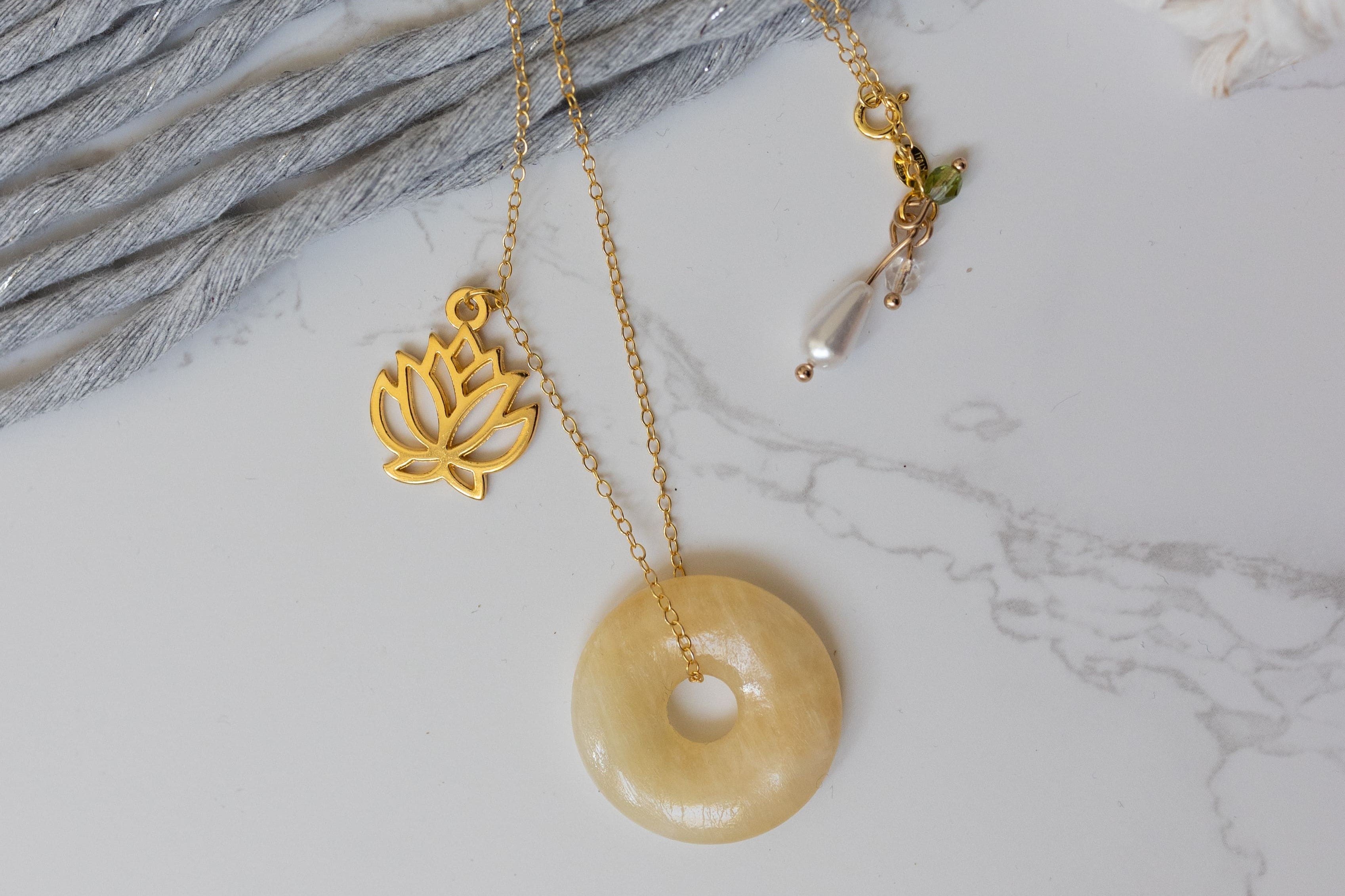 Human Design Zentren Schmuck - Kette mit Heilstein in Donut-Form.