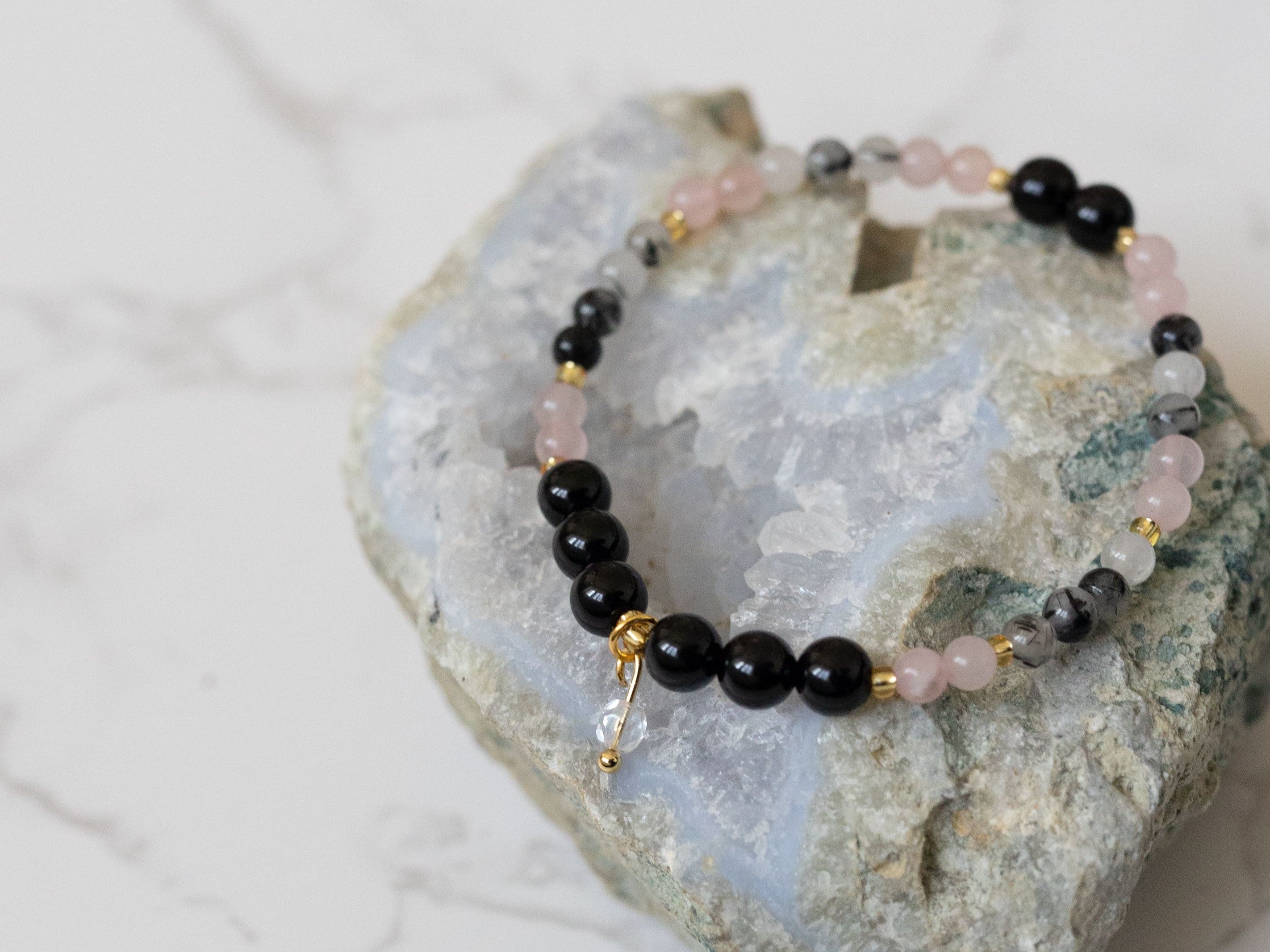 Handmade Human Desing Armband mit verschiedenen Heilsteinen.