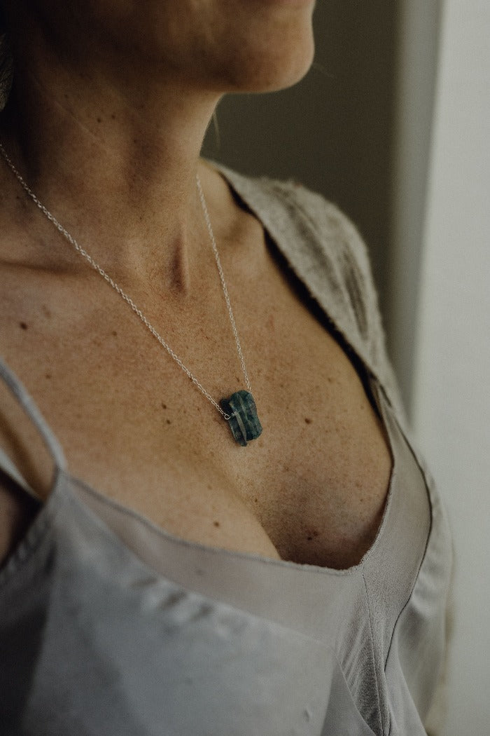 Versilberte Kette mit Aura-Steinen.