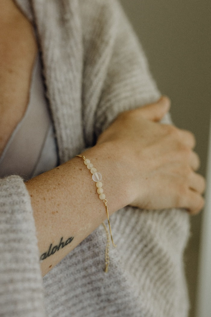 Vergoldetes Armband mit Bergkristall-Perlen.