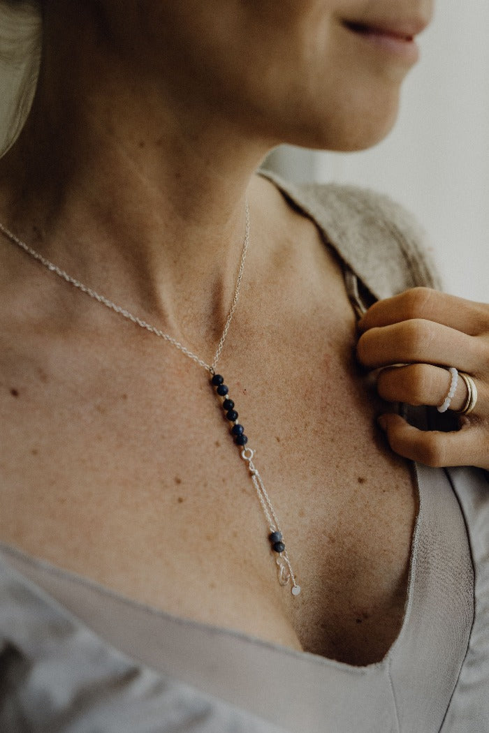 Versilberte Halskette mit Sodalith-Perlen.