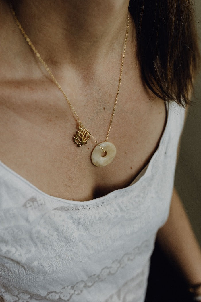 Kette mit Orangencalcit Donut und vergoldeter Anhänger.