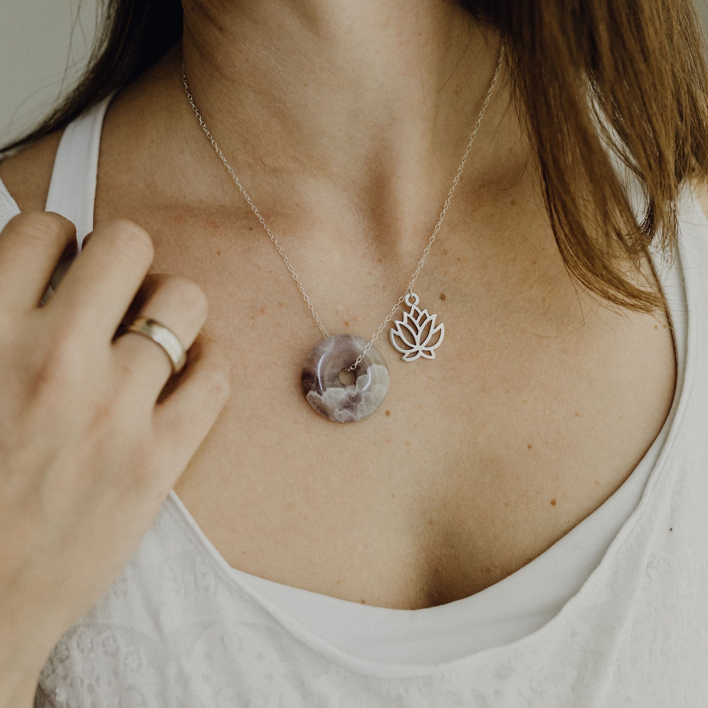 Amethyst Donut mit versilbertem Anhänger.