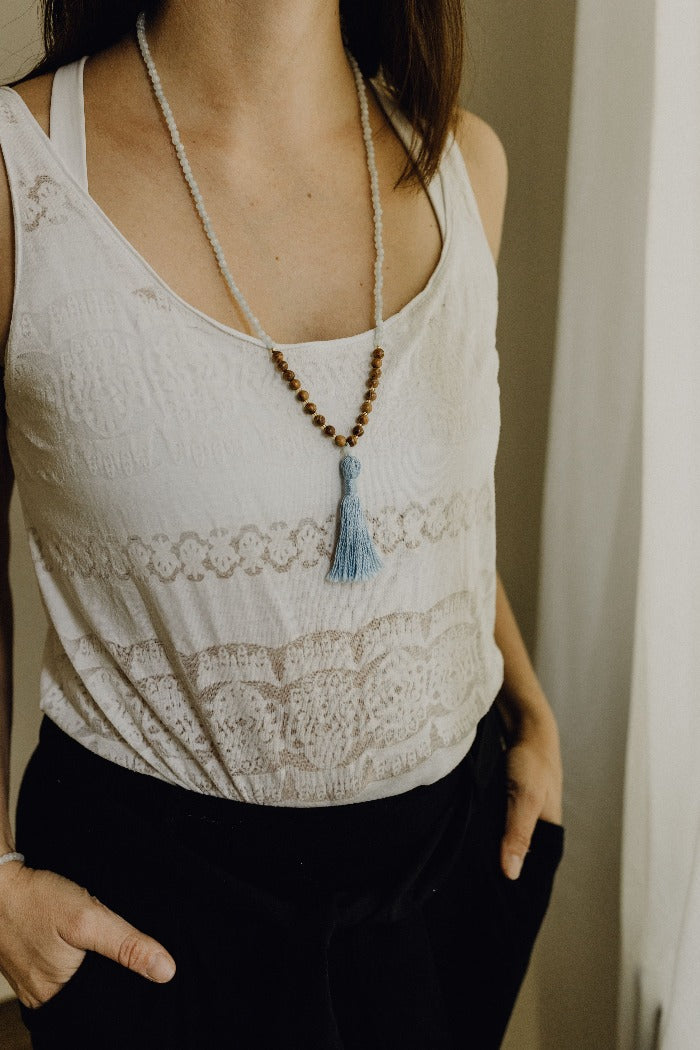 Human Design Kette für den Manifestor mit Chalcedon-Perlen und einer blauen Quaste