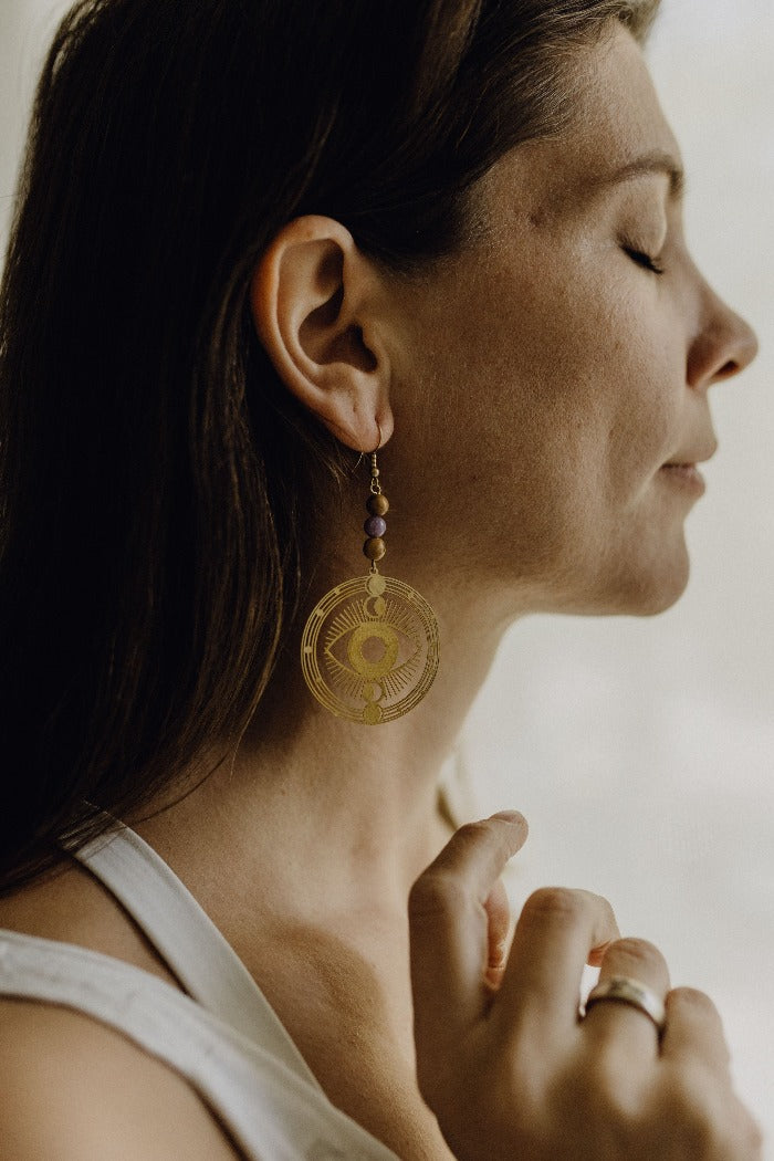 Ohrringe mit Labradorith und Sandelholz-Perlen, sowie einem großen Anhänger aus Messing.