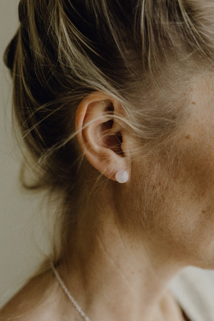 Rosenquarz-Perlen als Ohrstecker.