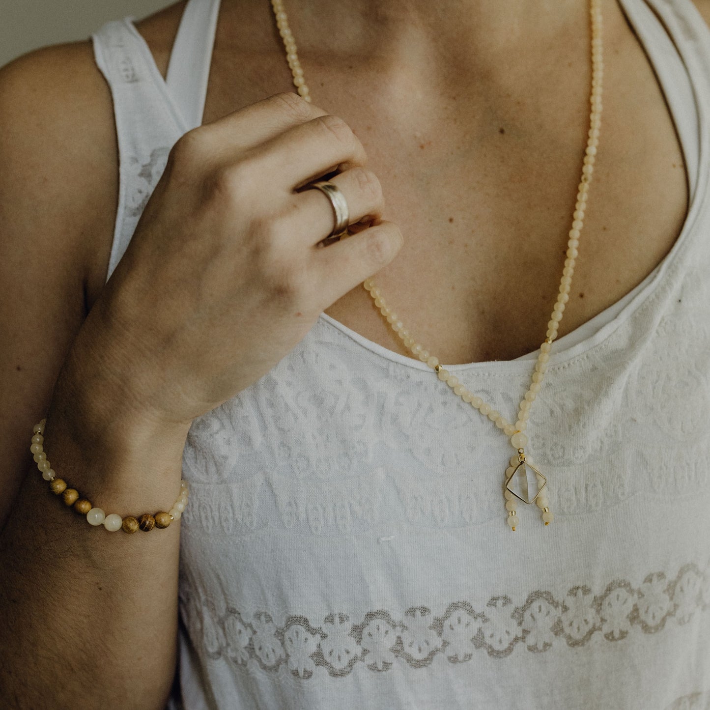 Kette und Armband mit Orangencalcit Perlen.