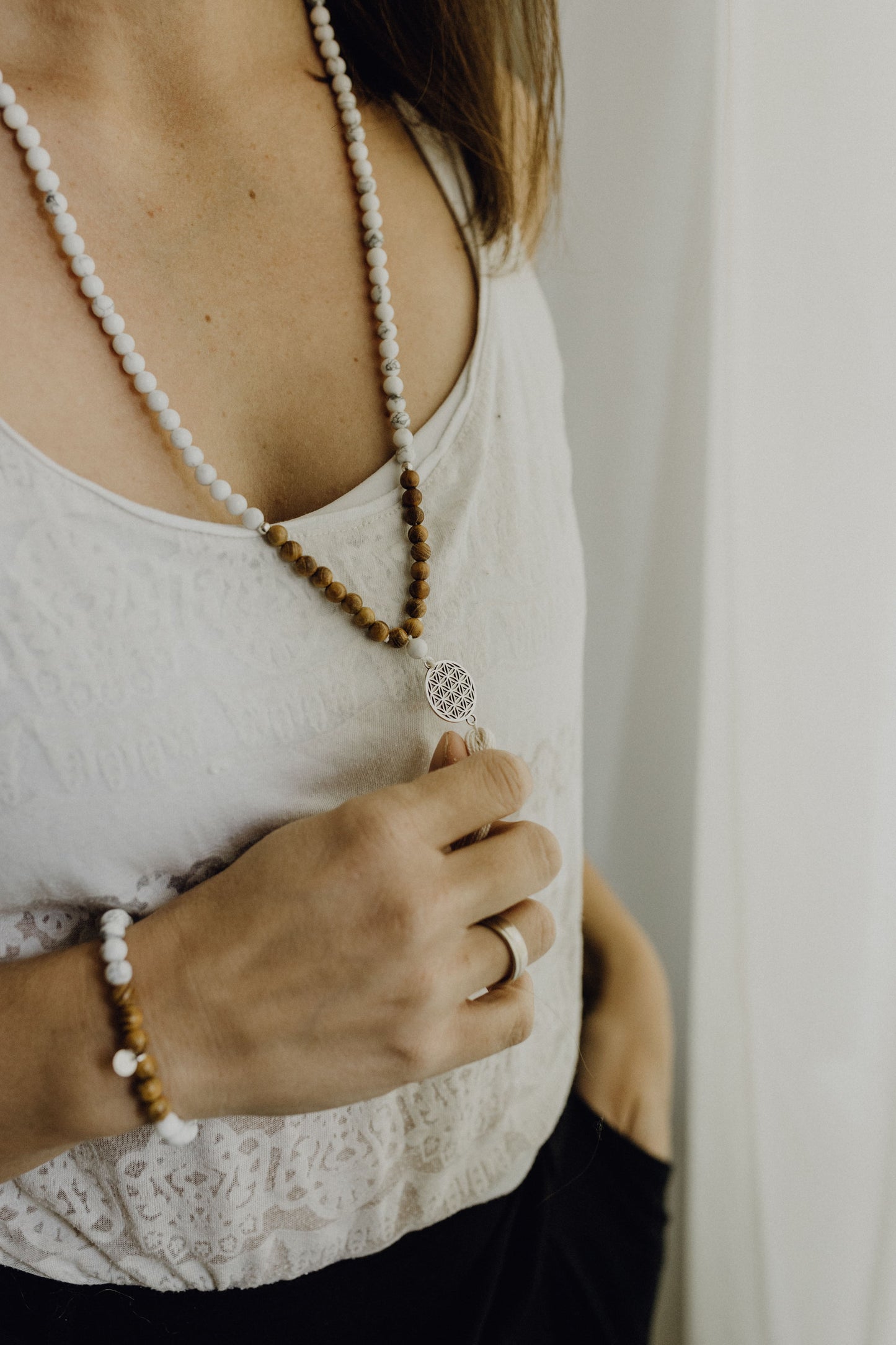 Kette und Armband mit Howlith-Perlen.