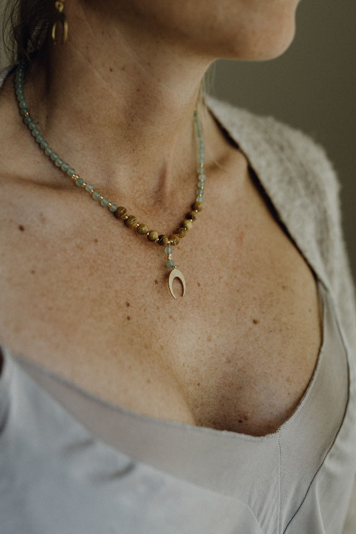 Model mit InnerJourney-Kette mit Aventurin.