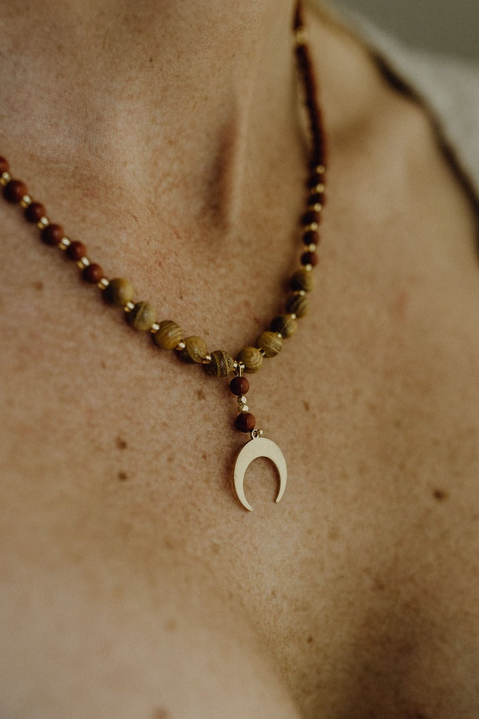 Model mit der InnerJourney Kette mit rotem Jaspis.