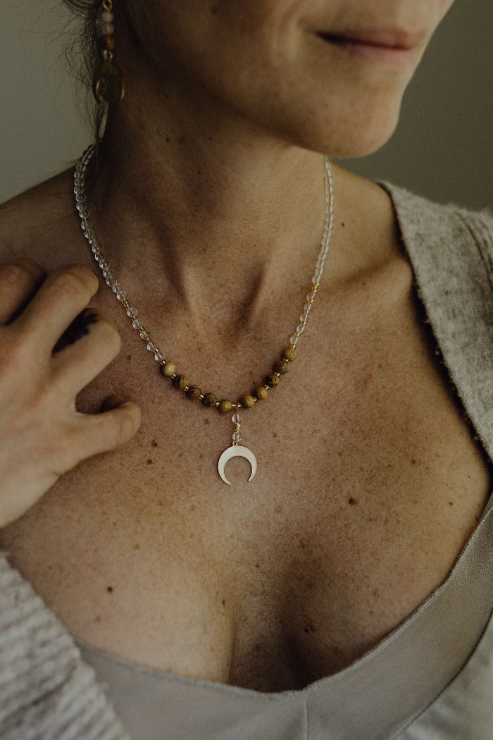 Dörte mit der InnerJourney Kette mit Bergkristall.