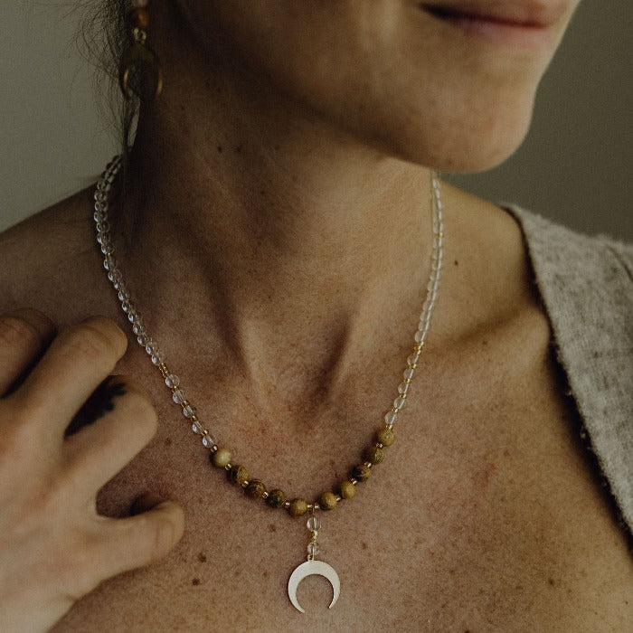 InnerJourney Halskette mit Bergkristall und Mond-Anhänger.