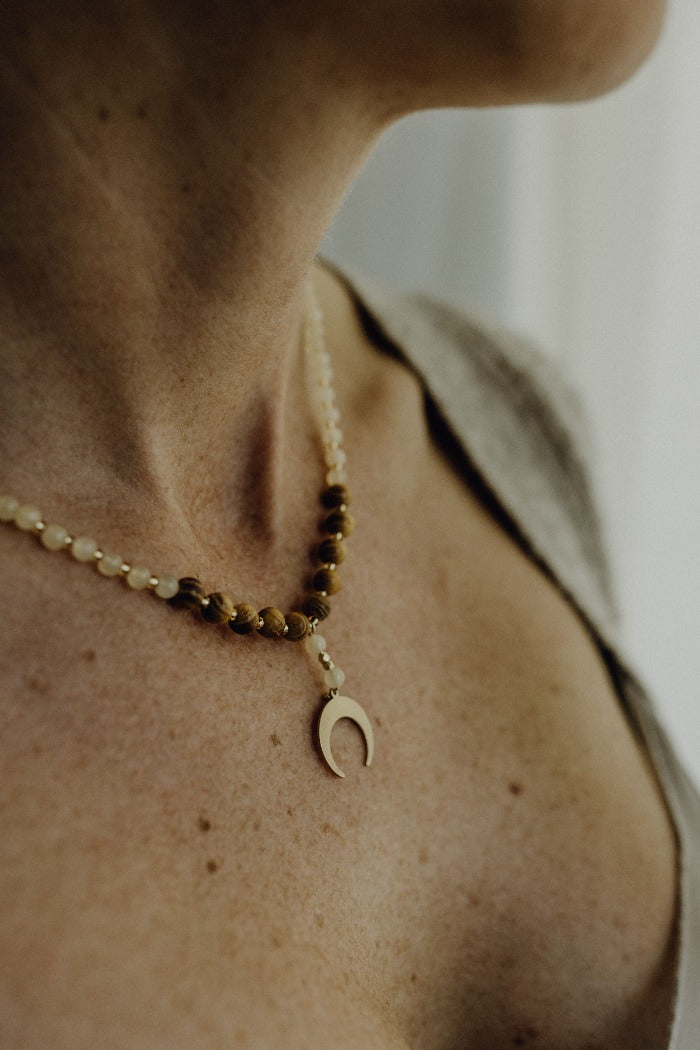 Model mit der InnerJourney-Kette mit Orangencalcit.