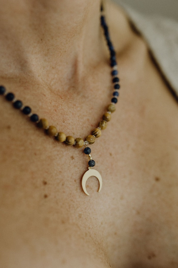 Human Design Kette mit Sodalith und Mond-Anhänger.