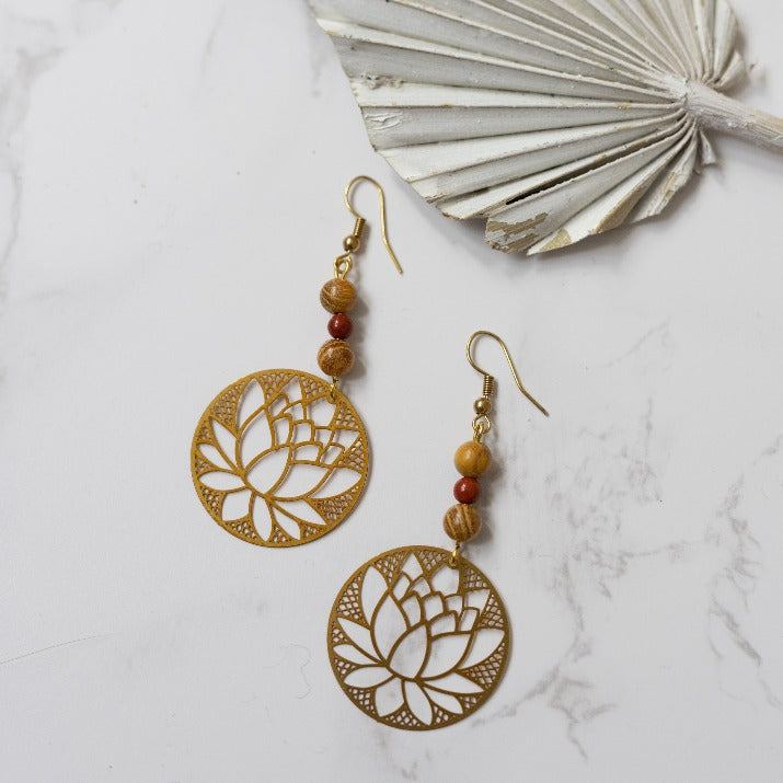 Ohrringe mit rotem Jaspis und Blumen-Anhänger.