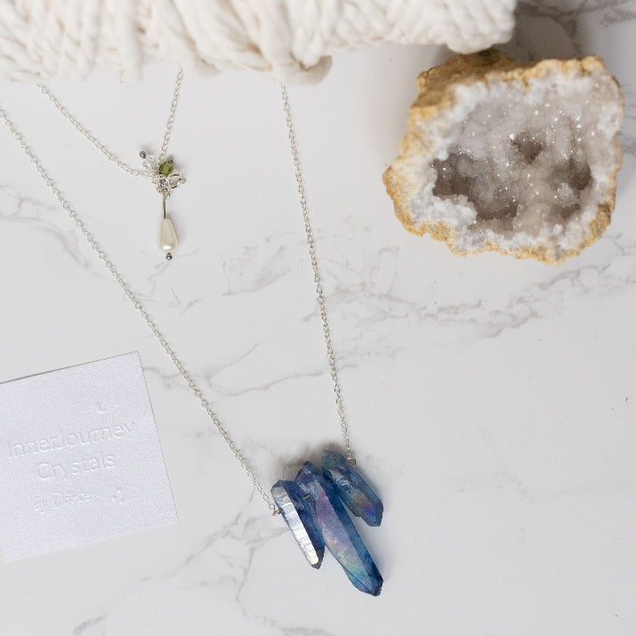 Kette mit dunkelblauen Aurasteinen.