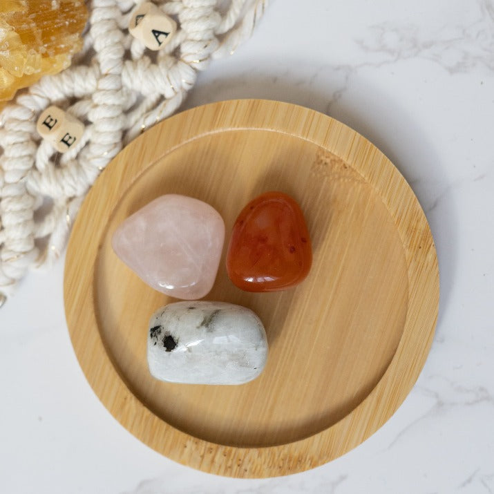 Heilstein-Set bestehend aus Mondstein, Karneol und Rosenquarz.