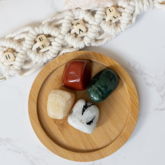 Heilstein-Set bestehend aus Mondstein, Moosachat, rotem Jaspis und Orangencalcit.