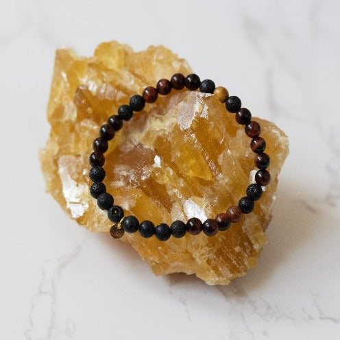Männerarmband mit Perlen aus rotem Tigerauge und Lavastein.