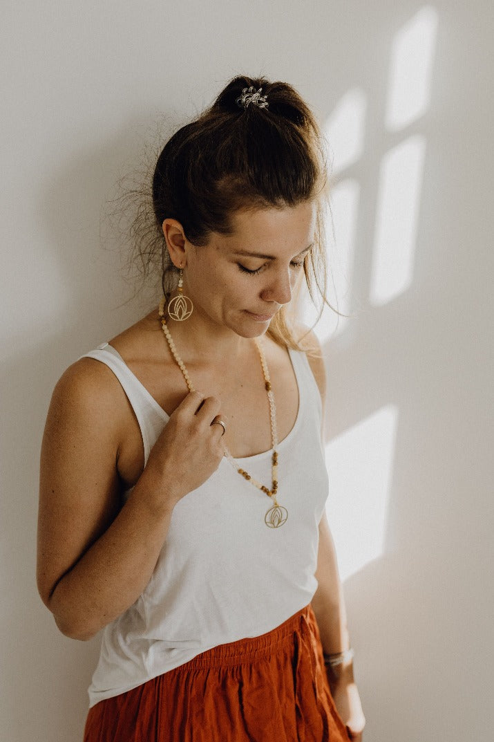 Frau mit Kette und Ohringe aus der Free Soul Collection von Dörte Innerjoureny.