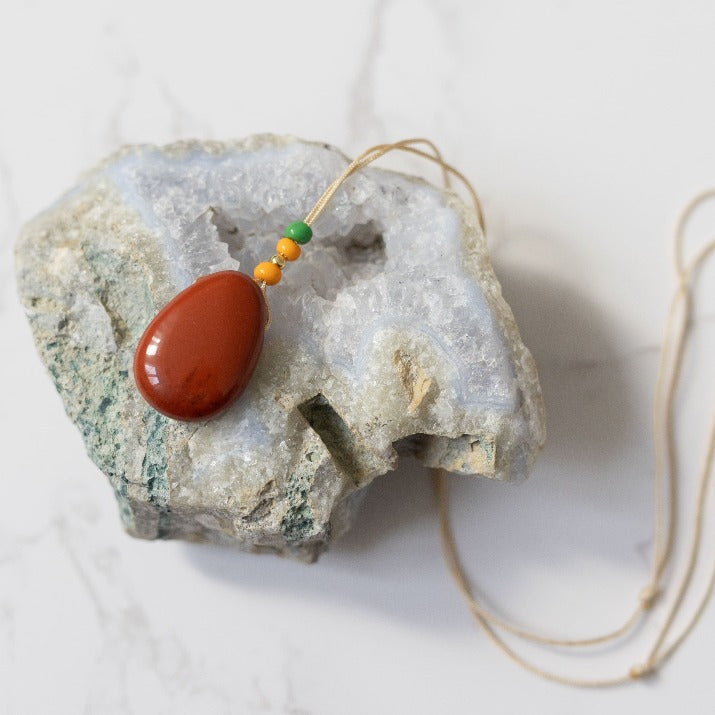 Kinder-Kette mit rotem Jaspis-Stein.