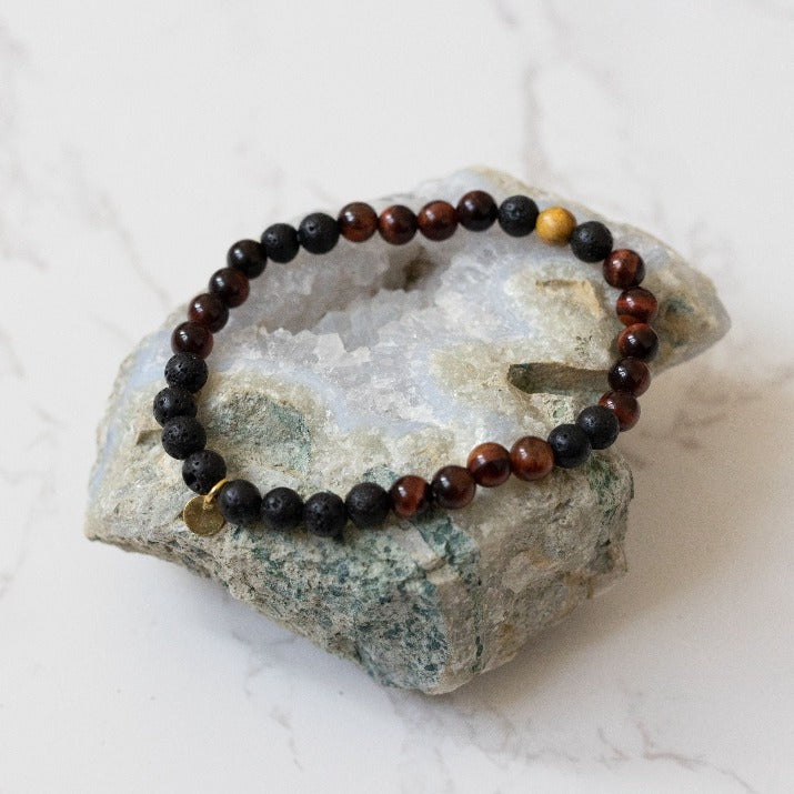 Herren-Armband mit Perlen aus rotem Tigerauge und Lavastein.