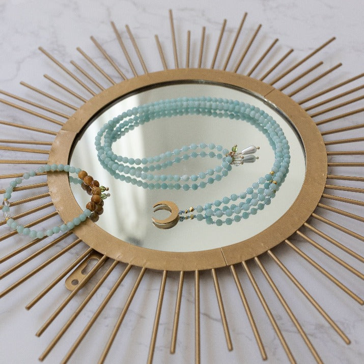 Amazonit-Perlen als Kette mit Mondanhänger oder Armband.