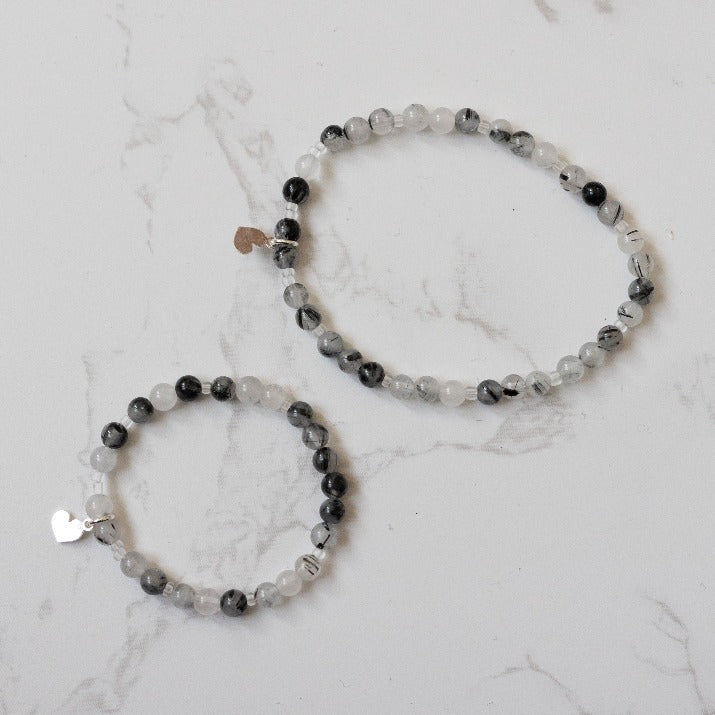 Schutzarmband für Mutter und Kind mit Perlen aus Turmalin-Stein.
