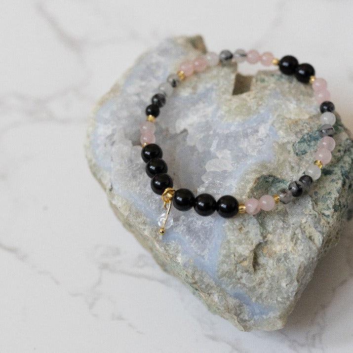 Schwangerschaftsarmband mit Onyx, Turmalin und Rosenquarz.