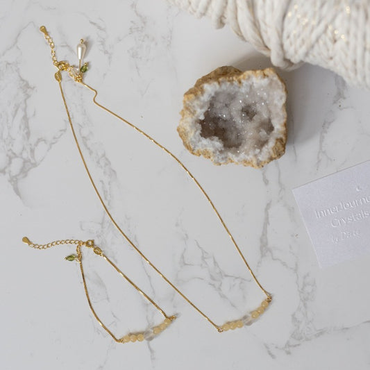 Kette und Armband in gold mit Orangencalcit und Bergkristall.