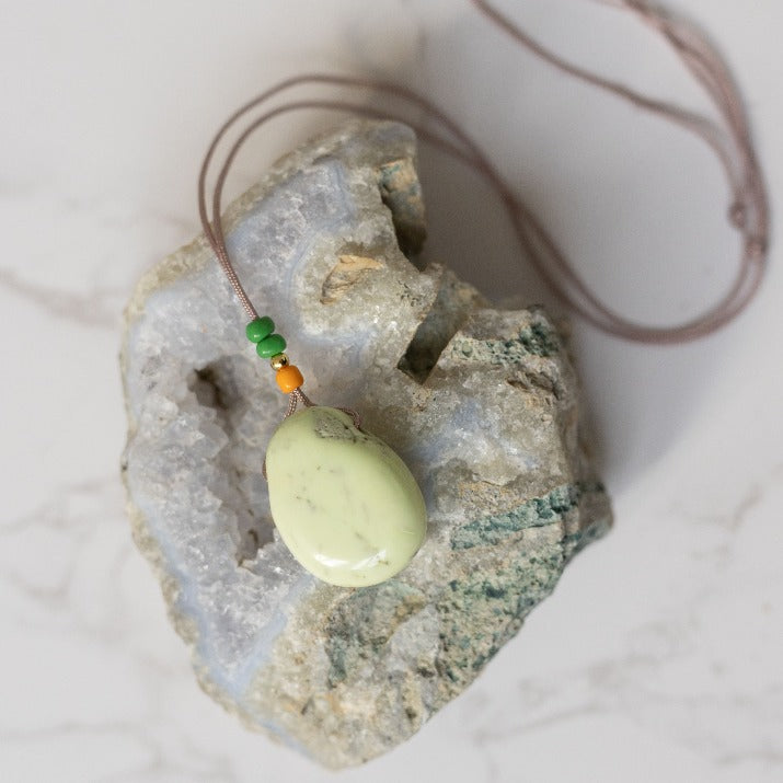 Kinder-Kette mit Zitronen-Chrysopras-Stein.
