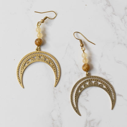Boho-Ohrringe mit Perlen aus Orangencalcit und Mond-Anhänger aus Messing.